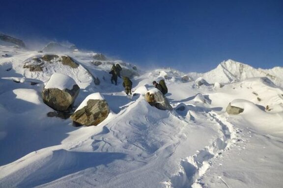 Weg am Berggrat im Schnee