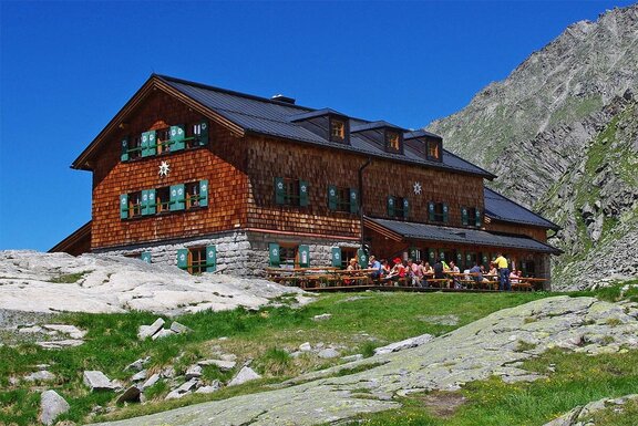 Gut besuchte Sonnenterrasse auf der Zittauer Hütte